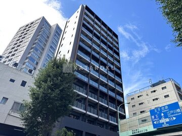 ザ・パークハビオSOHO高田馬場テラス 青空を背景に複数の建物が立ち並ぶ街並みから見た建物外観
