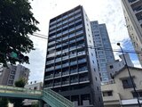 ザ・パークハビオSOHO高田馬場テラス 街路樹に囲まれた立地に建つモダンな外観の建物