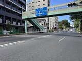 ザ・パークハビオSOHO高田馬場テラス 前面道路から見た建物と高架橋の立地環境