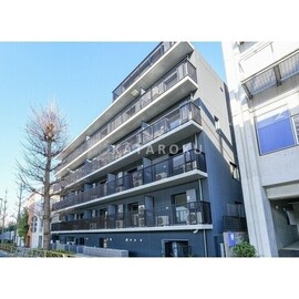 ザ・レジデンス用賀 前面道路から見たモダンなデザインの建物外観