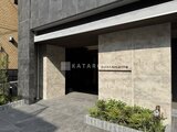 デュオメゾン品川戸越 モダンな石張りファサードのエントランスアプローチ