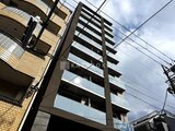 デュオメゾン品川戸越 隣接する建物との対比から見たモダンな外観