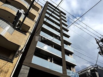 デュオメゾン品川戸越 隣接する建物との対比から見たモダンな外観