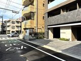 デュオメゾン品川戸越 前面道路から見た建物入口と駐車場の様子