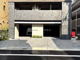 デュオメゾン品川戸越 コンクリート造のモダンな建物外観とエントランス周辺の様子