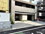 デュオメゾン品川戸越 モダンなコンクリート造りの建物入口と駐車場の様子