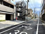 デュオメゾン品川戸越 前面道路から見た建物外観と駐車場入口の様子