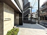 デュオメゾン品川戸越 光が差し込む明るいエントランスと街並みが見える外観