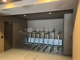 デュオメゾン品川戸越 モダンな照明と物干し設備が備わった共用ランドリースペース
