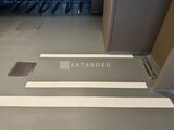 デュオメゾン品川戸越 白いライン標示がある広々とした共用駐車場の入口部分