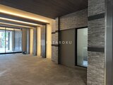 デュオメゾン品川戸越 モダンな石壁が特徴的な共用ロビー空間