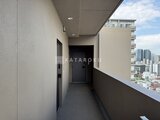 デュオメゾン品川戸越 落ち着いた色合いの廊下から玄関ドアへ向かう様子