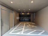 デュオメゾン品川戸越 明るい照明と幾何学模様の床が特徴的な駐車場