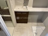 デュオメゾン品川戸越 洗面台と洗濯機置き場がある、落ち着いた色合いの洗面脱衣室