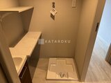 デュオメゾン品川戸越 洗濯機置き場と洗面台が備わったユーティリティスペース