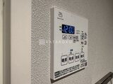 デュオメゾン品川戸越 壁に取り付けられた給湯器のリモコンパネル