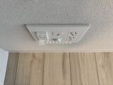 デュオメゾン品川戸越 天井埋め込み型の照明と複数のコンセント・スイッチパネル