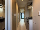 デュオメゾン品川戸越 両側に機器を配置した細長いキッチンスペースの様子