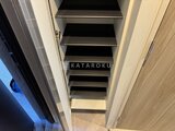 デュオメゾン品川戸越 天井部分に整理整頓されたシューズボックスを備えた玄関スペース