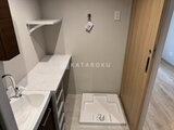 デュオメゾン品川戸越 洗面化粧台と洗濯機置場を備えたシンプルなサニタリー空間