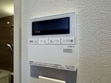 デュオメゾン品川戸越 玄関脇に設置されたモダンなインターホン・浴室暖房乾燥機パネル