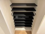 デュオメゾン品川戸越 黒い棚板が整然と並ぶ、収納力のあるクローゼット内部