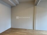 デュオメゾン品川戸越 明るい印象の洋室、木目調フローリングと白壁の落ち着いた空間
