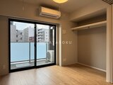 デュオメゾン品川戸越 開放的なバルコニーへ繋がるリビングダイニング