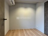 デュオメゾン品川戸越 落ち着いた色合いの壁と明るい木調フローリングの居室