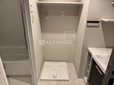 デュオメゾン品川戸越 洗濯機置き場とトイレが配置された洗面脱衣室