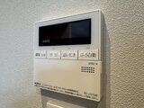 デュオメゾン品川戸越 玄関近くに設置された操作ボタン付きのインターホン