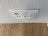 デュオメゾン品川戸越 天井に設置されたコンセントと照明スイッチ、通信機器