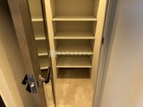 デュオメゾン品川戸越 照明付きの可動棚を備えた広めの納戸