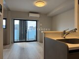 デュオメゾン品川戸越 キッチンからリビングダイニングへ続く、開放的で明るい空間