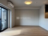 デュオメゾン品川戸越 明るい窓から光が差し込むフローリング張りのリビングダイニング