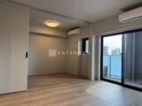 デュオメゾン品川戸越 大窓から採光が入る落ち着いた色合いのリビングダイニング空間
