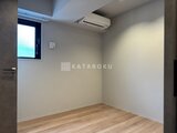 デュオメゾン品川戸越 窓から光が入る明るい洋室、エアコン完備の居住空間
