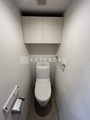 プレセダン千駄木 上部に収納付きの落ち着いた印象のトイレ空間
