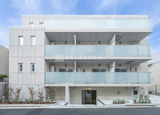 プレセダン千駄木 白を基調とした開放的なバルコニー付きの建物外観