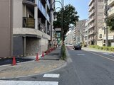 アーバンパーク日暮里2 前面道路から見た建物エントランス周りの落ち着いた街並み