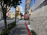 アーバンパーク日暮里2 街路樹と商店街に面した、開放的な建物エントランスアプローチ