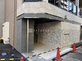 アーバンパーク日暮里2 モダンな石張りが特徴的なエントランス外観