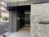 アーバンパーク日暮里2 モダンな石貼りが特徴的な建物エントランスの様子