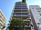アーバンパーク日暮里2 晴天下で見た、バルコニー付きの積層型マンション外観