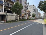 アーバンパーク日暮里2 商店街沿いの前面道路から見た建物と周辺環境の様子