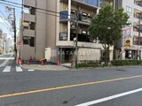 アーバンパーク日暮里2 前面道路から見た建物エントランスと周辺の街並み