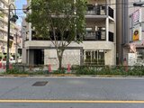 アーバンパーク日暮里2 前面道路から見た建物1階部分と緑のある外観
