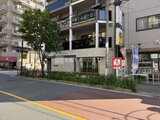 アーバンパーク日暮里2 街路樹と緑化帯に囲まれた建物の落ち着いた1階エントランス