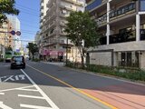 アーバンパーク日暮里2 前面道路から見た建物と周辺環境の様子