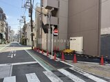 アーバンパーク日暮里2 建物前面の駐車場と整備された街路から見た建物外観